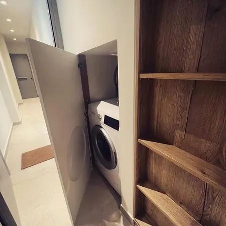 Luxurious Wooden Detail Flat In City Center Chalkida Exterior photo