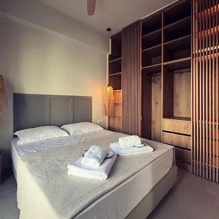 Luxurious Wooden Detail Flat In City Center Chalkida Exterior photo