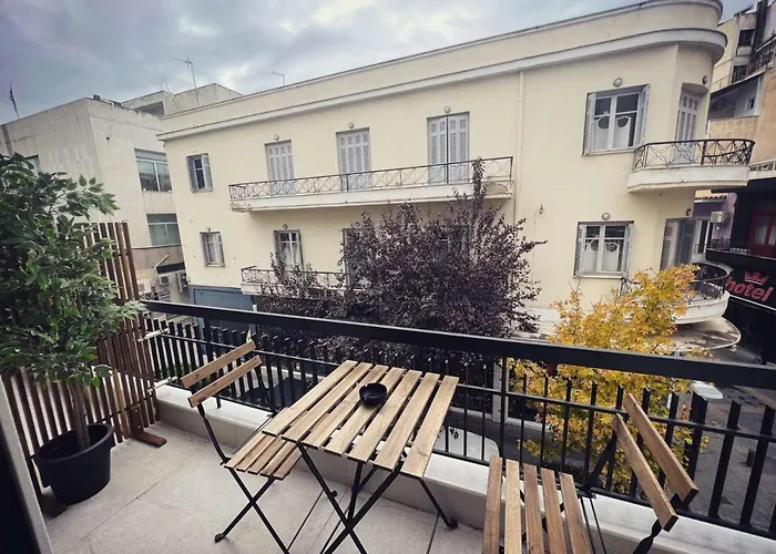 Luxurious Wooden Detail Flat In City Center