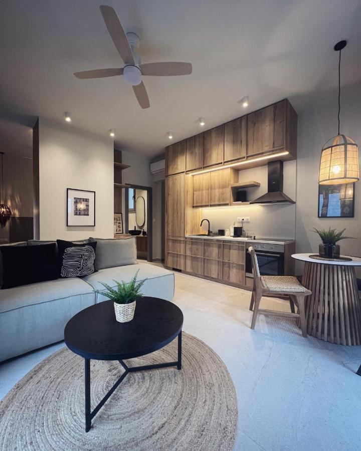 Luxurious Wooden Detail Flat In Center Apartment