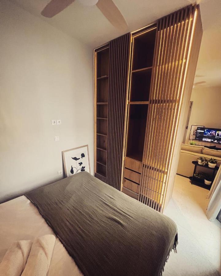 Luxurious Wooden Detail Flat In Center